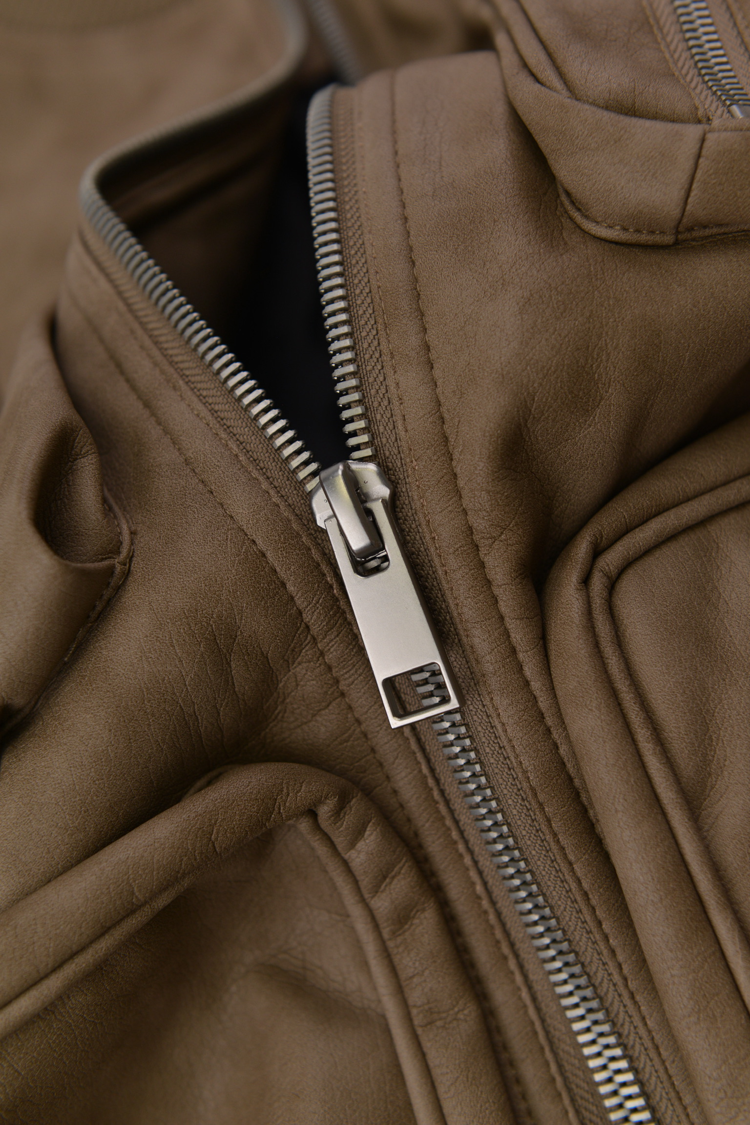 KURORO マルチポケット レザーボンバージャケット　サンドベージュ サイズ: L