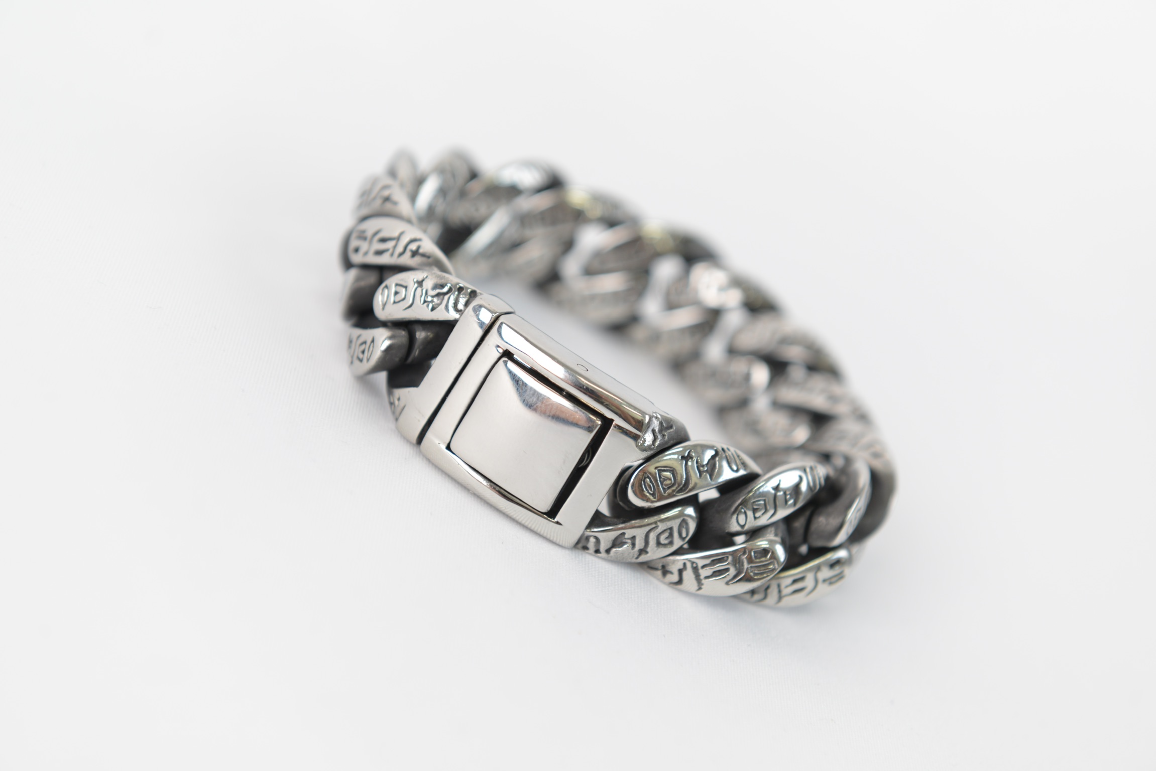 “Engraved Cuban Chain Bracelet”（彫刻入りキューバンチェーンブレスレット）