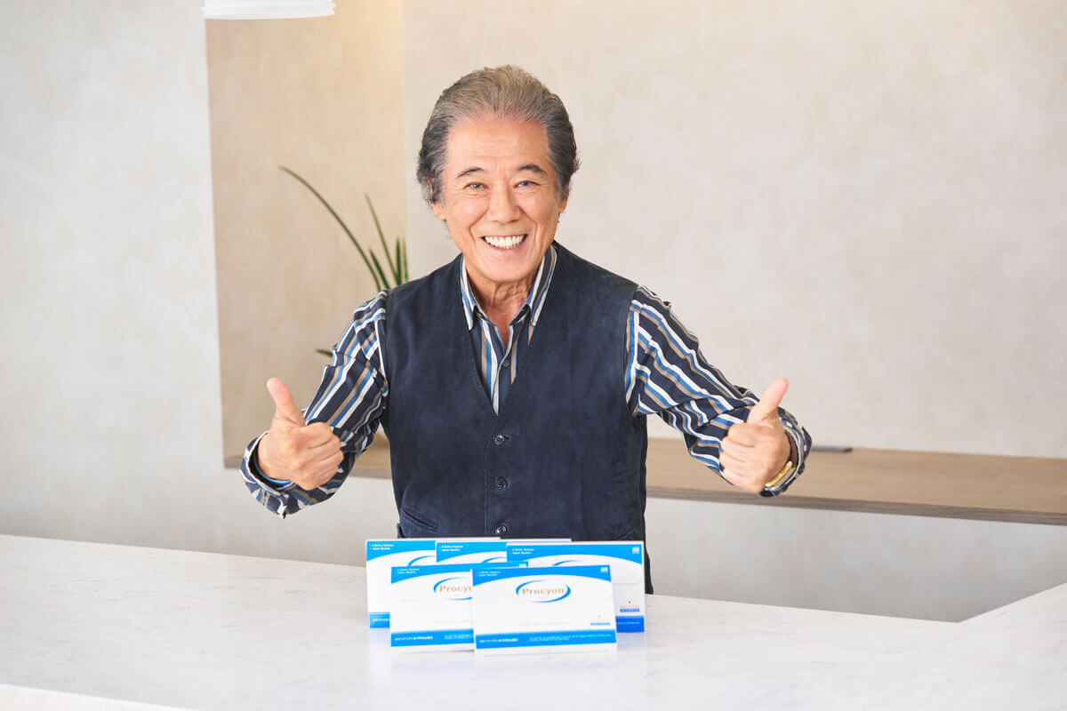 笑顔でポーズをとる西岡さん