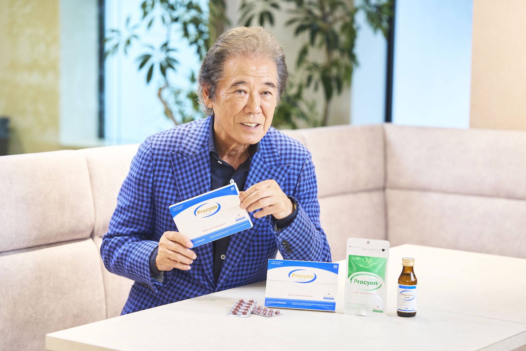 ソファーに座る西岡さん