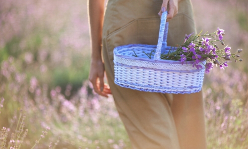 花かごを持つ女性