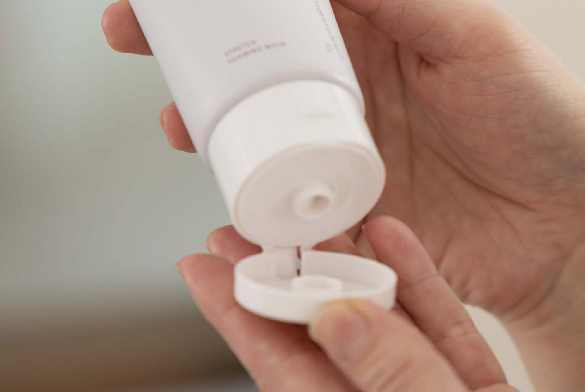 ヒンジ型キャップの容器