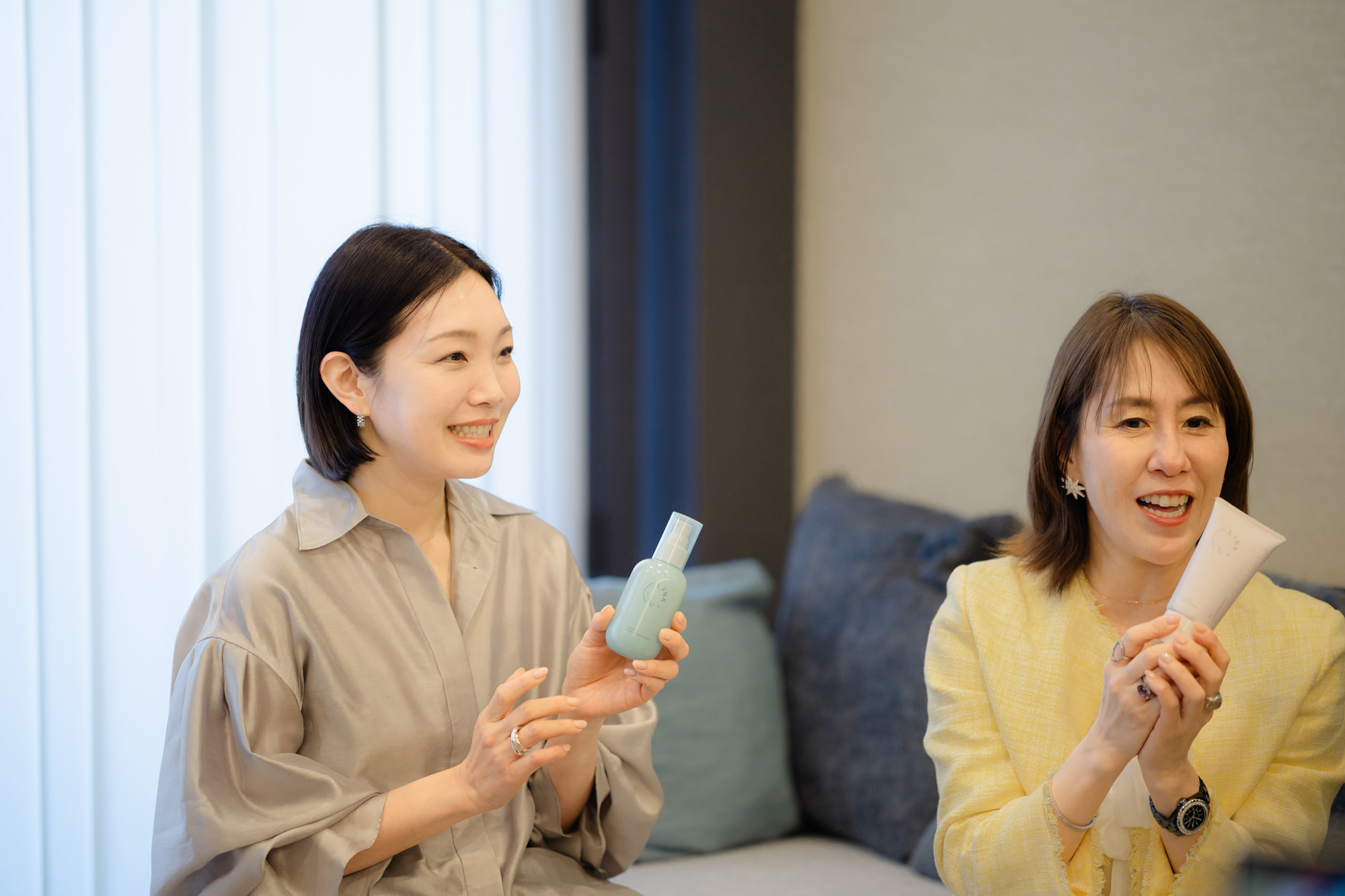 LINK+Uのボトルを手にする高萩理奈さん