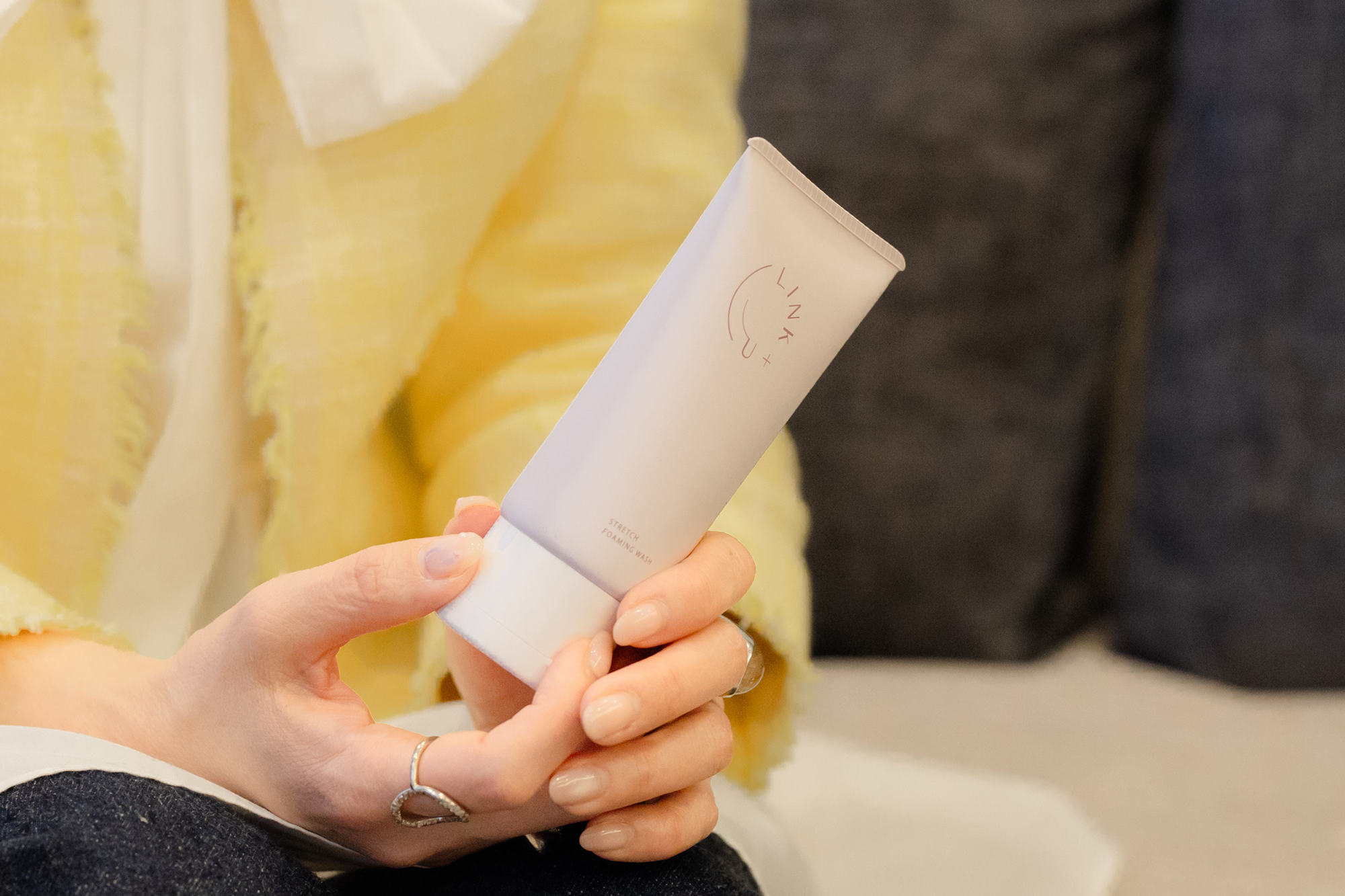 LINK+Uのチューブを手にする北野法子さん