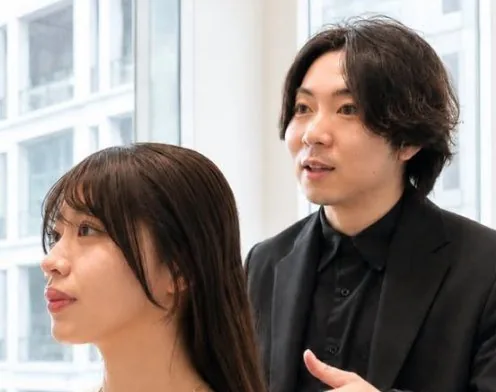 サロンでお客様と話す中村