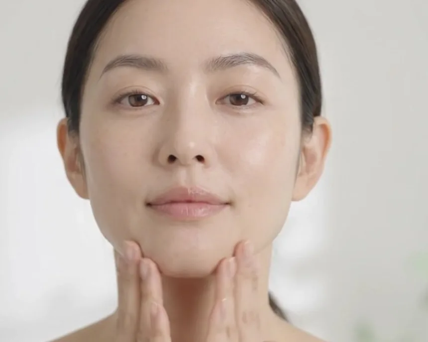 正面を向いた女性の顔。気になるところに、押せる点があります