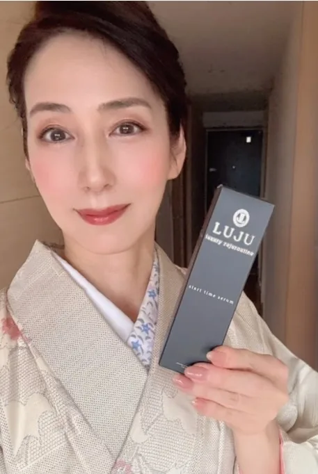 LUJUの箱を持つ、森谷さん
