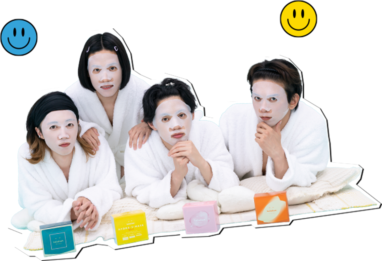 フェイスマスクをつけてくつろぐモナキのメンバー4人