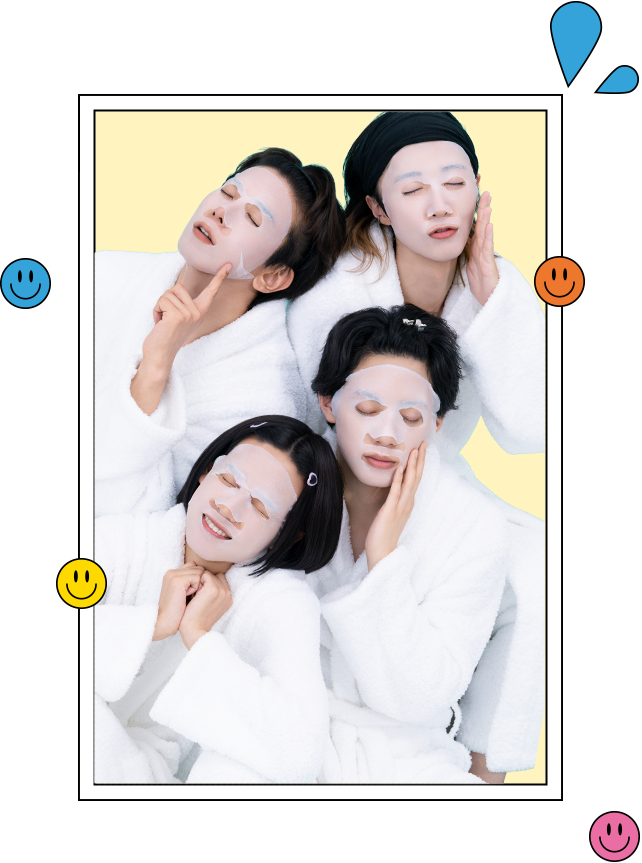 フェイスマスクをつけてリラックスするモナキのメンバー4人