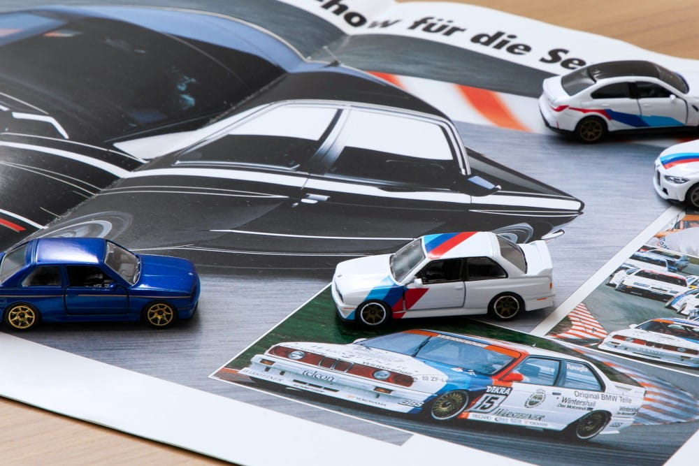 ミニカーを展示するイメージ画像