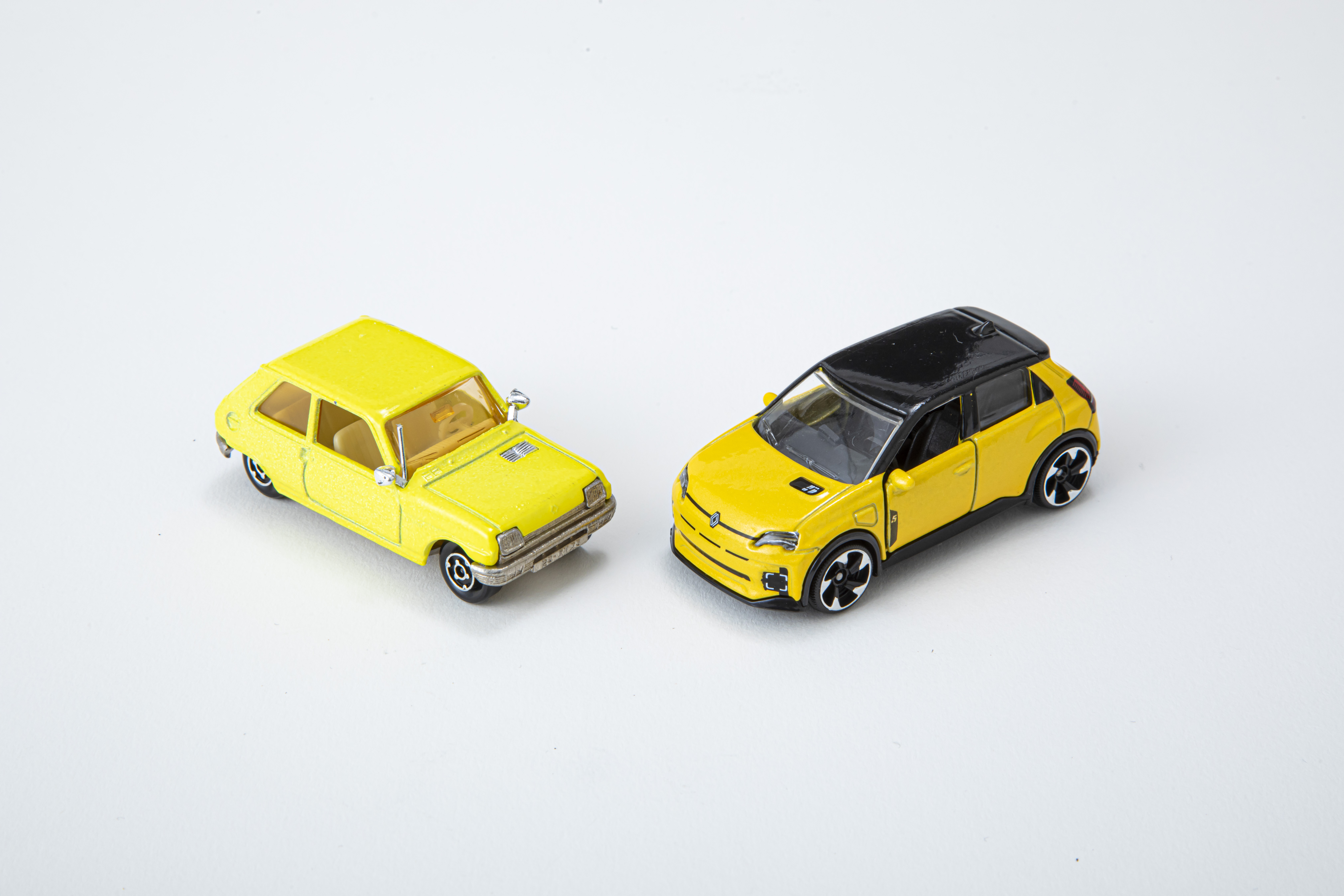 「ルノー 5（サンク）」と「2024 ルノー 5 EV」