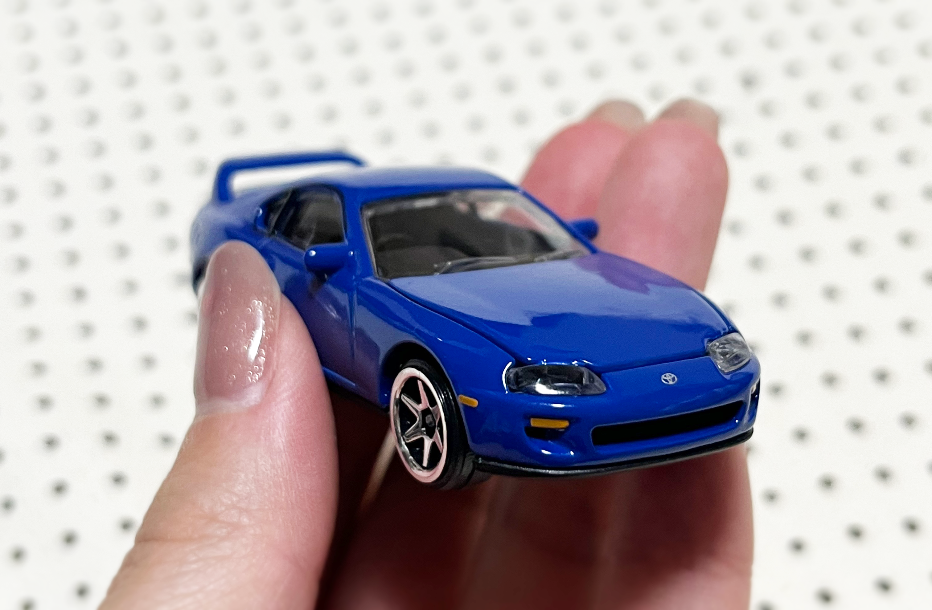 トヨタ スープラ JZA80のミニカーを手のひらに乗せて撮影した写真