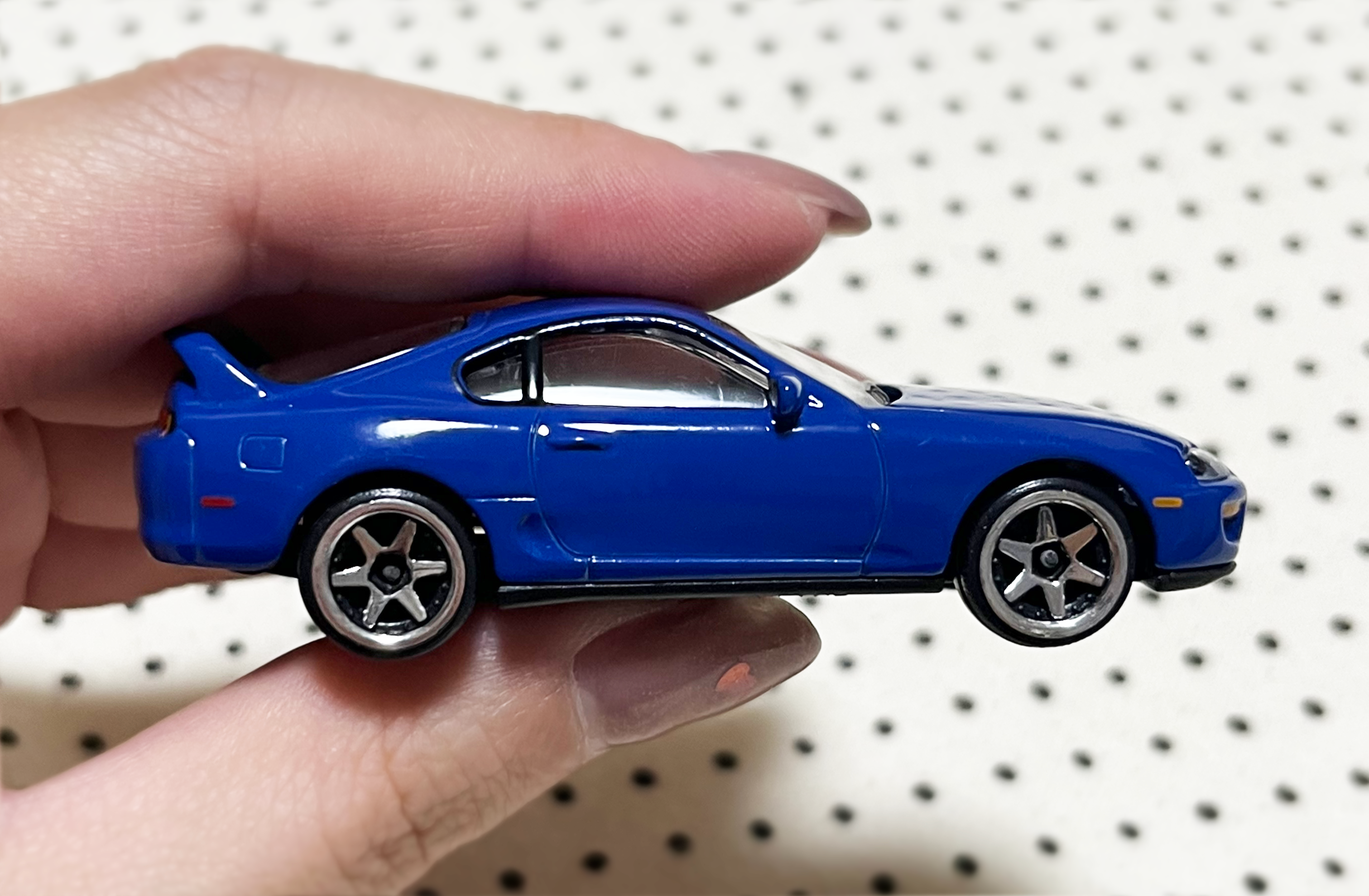 トヨタ スープラ JZA80のミニカーを横から撮影した写真