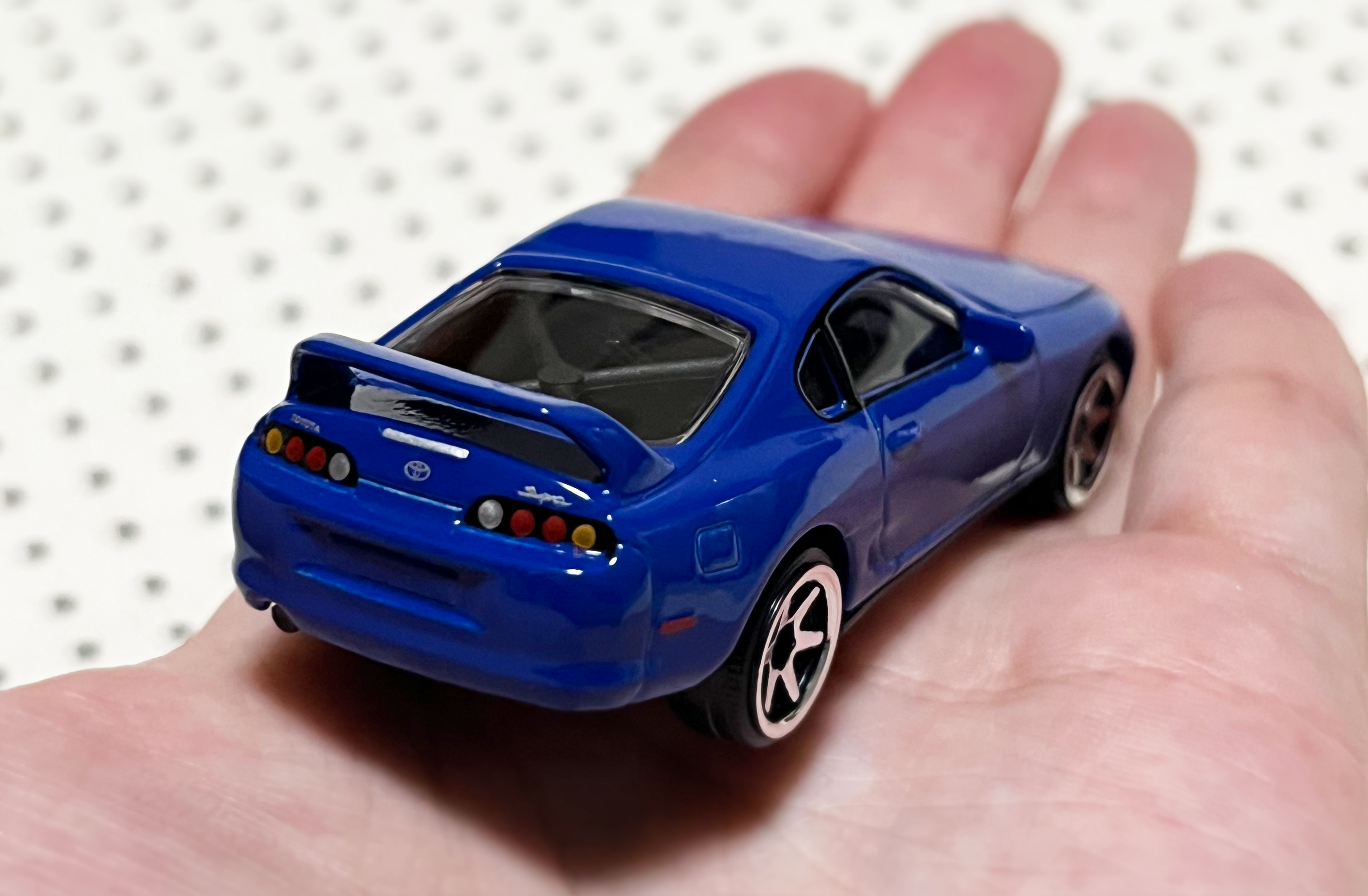 トヨタ スープラ JZA80のミニカーを後ろから撮影した写真