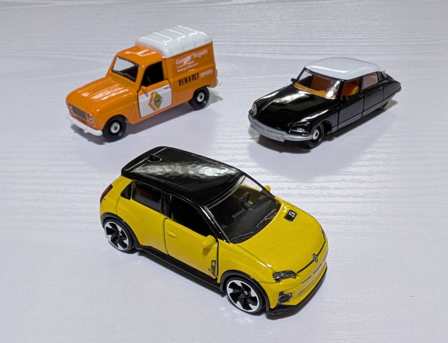 ルノー 4L ガレージ スガン／DS 21／2024 ルノー 5 EV