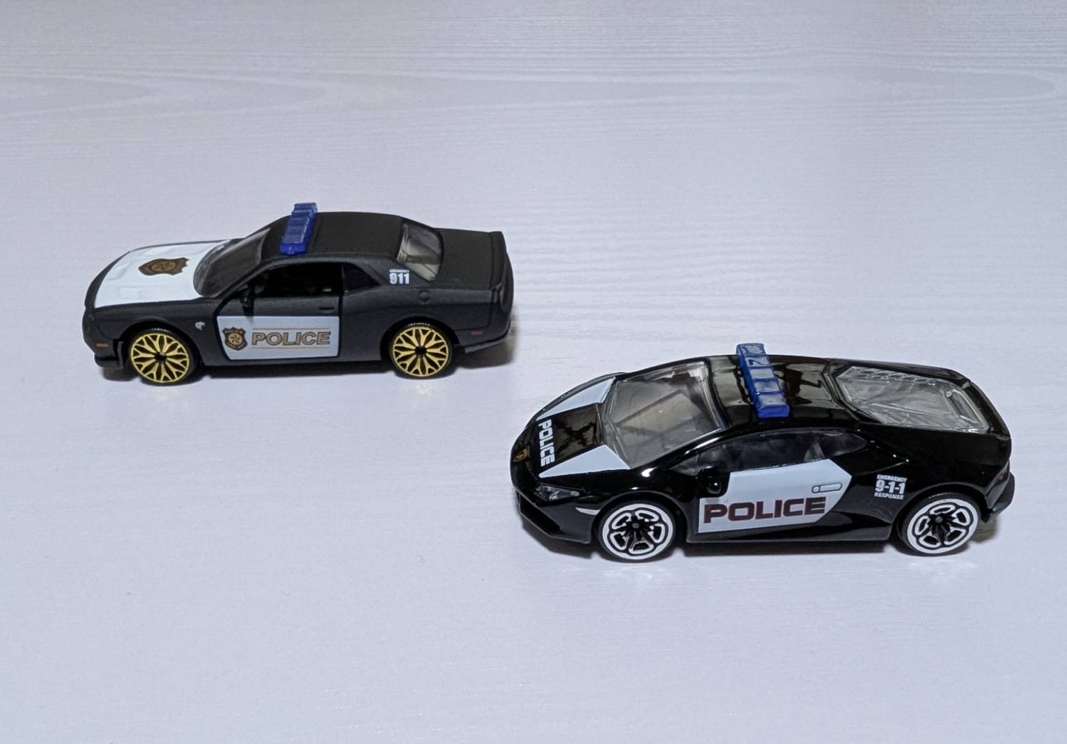 ランボルギーニ ウラカンとダッジ チャレンジャー