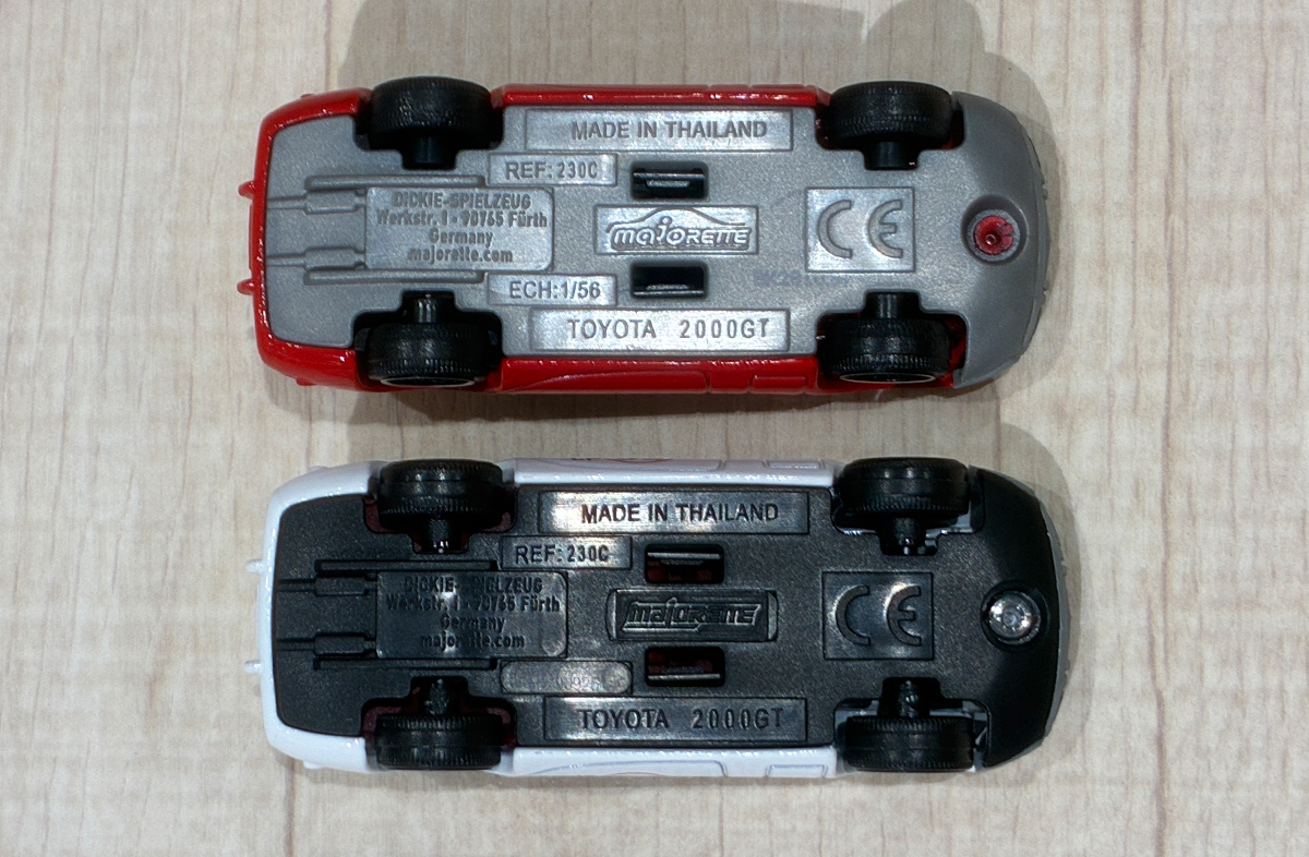 トヨタ2000GT 裏板比較（旧ロゴ／現行ロゴ）