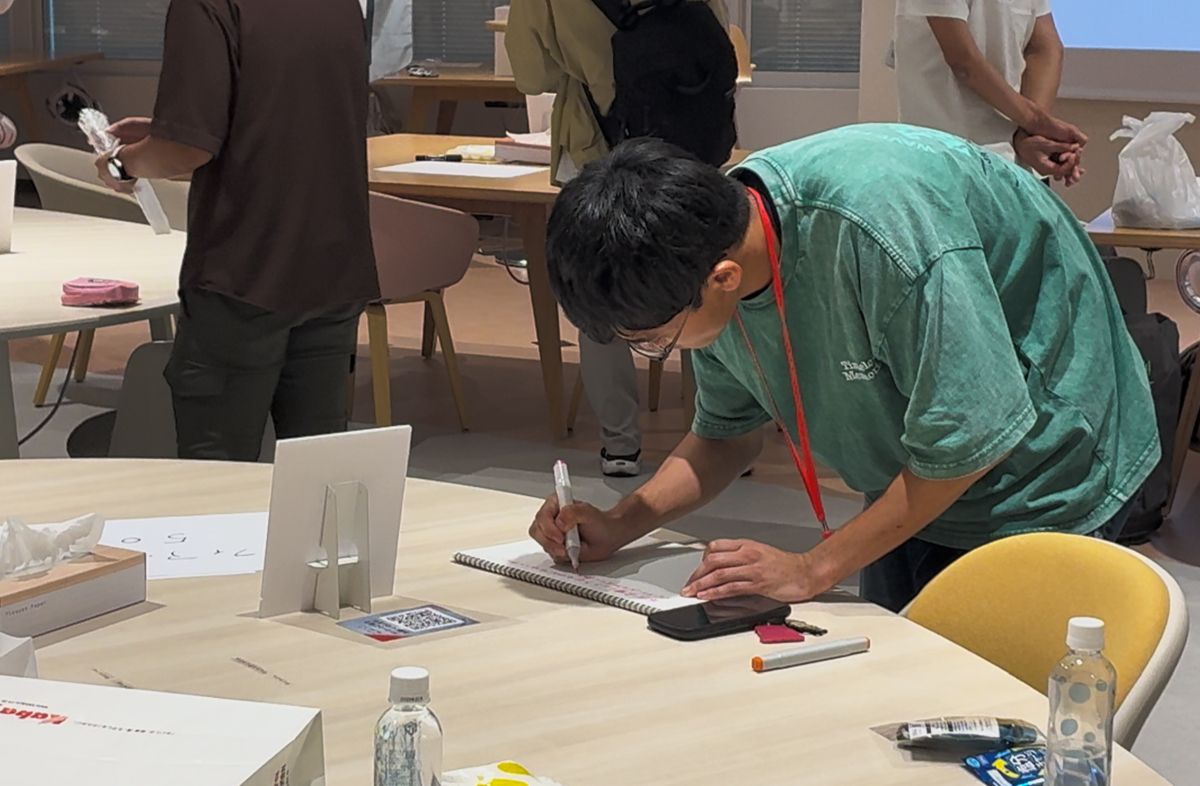 ファンボイスノートに書き込む参加者の様子・寄せ書きの一部