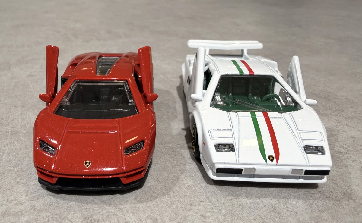 カウンタック LPi800-4とLP400 S