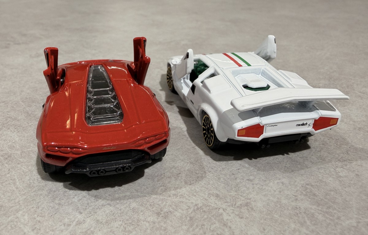カウンタック LPi800-4とLP400 S 別アングル