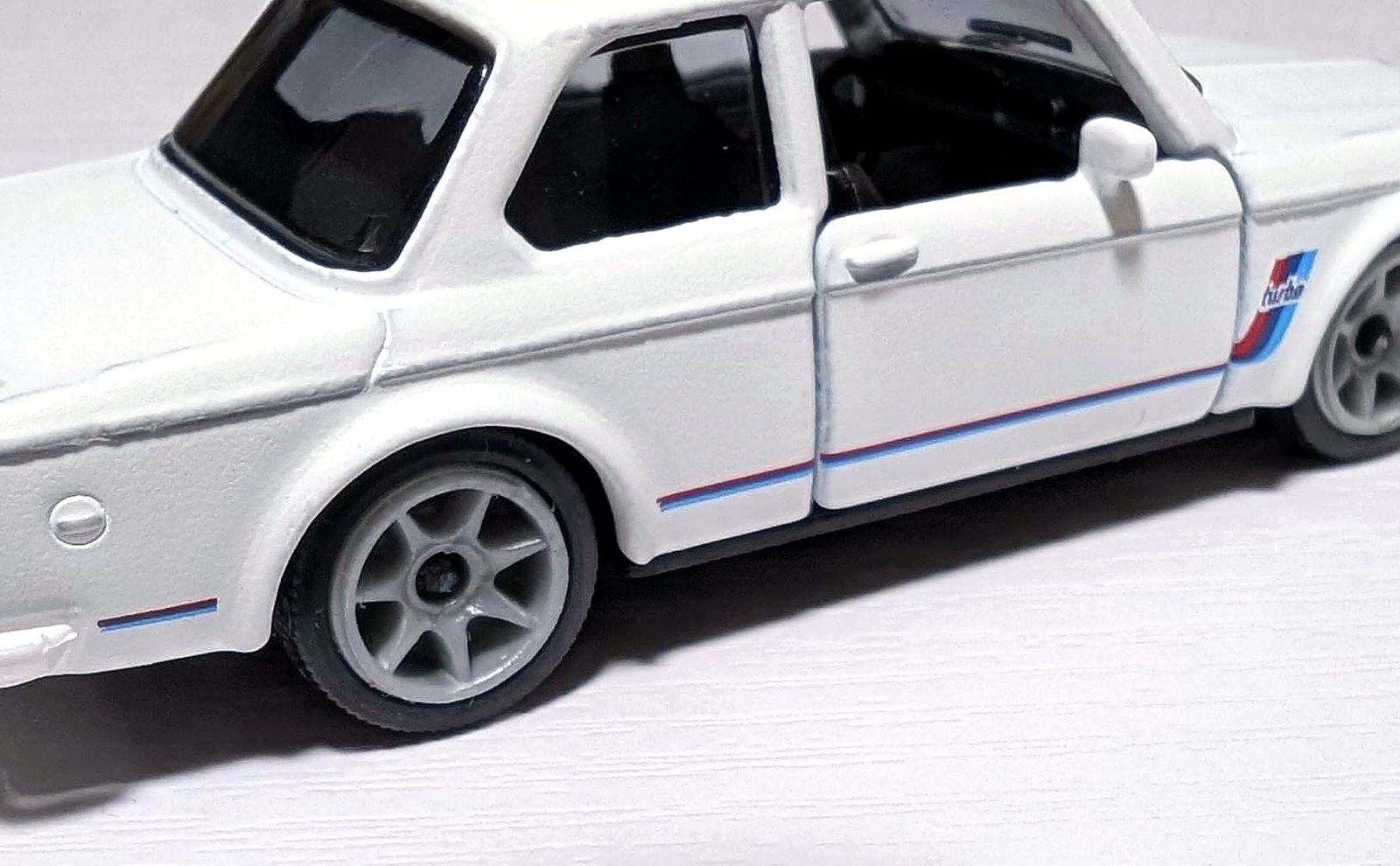 BMW 2002 ターボ のサイドを飾る turbo ロゴと3色のストライプ