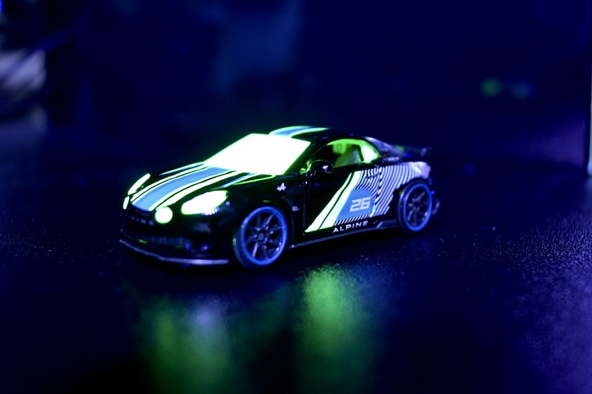 ブラックライトで光る「アルピーヌ A110R」
