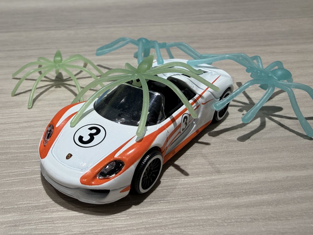 「918 スパイダー」に集合した、光るクモの玩具