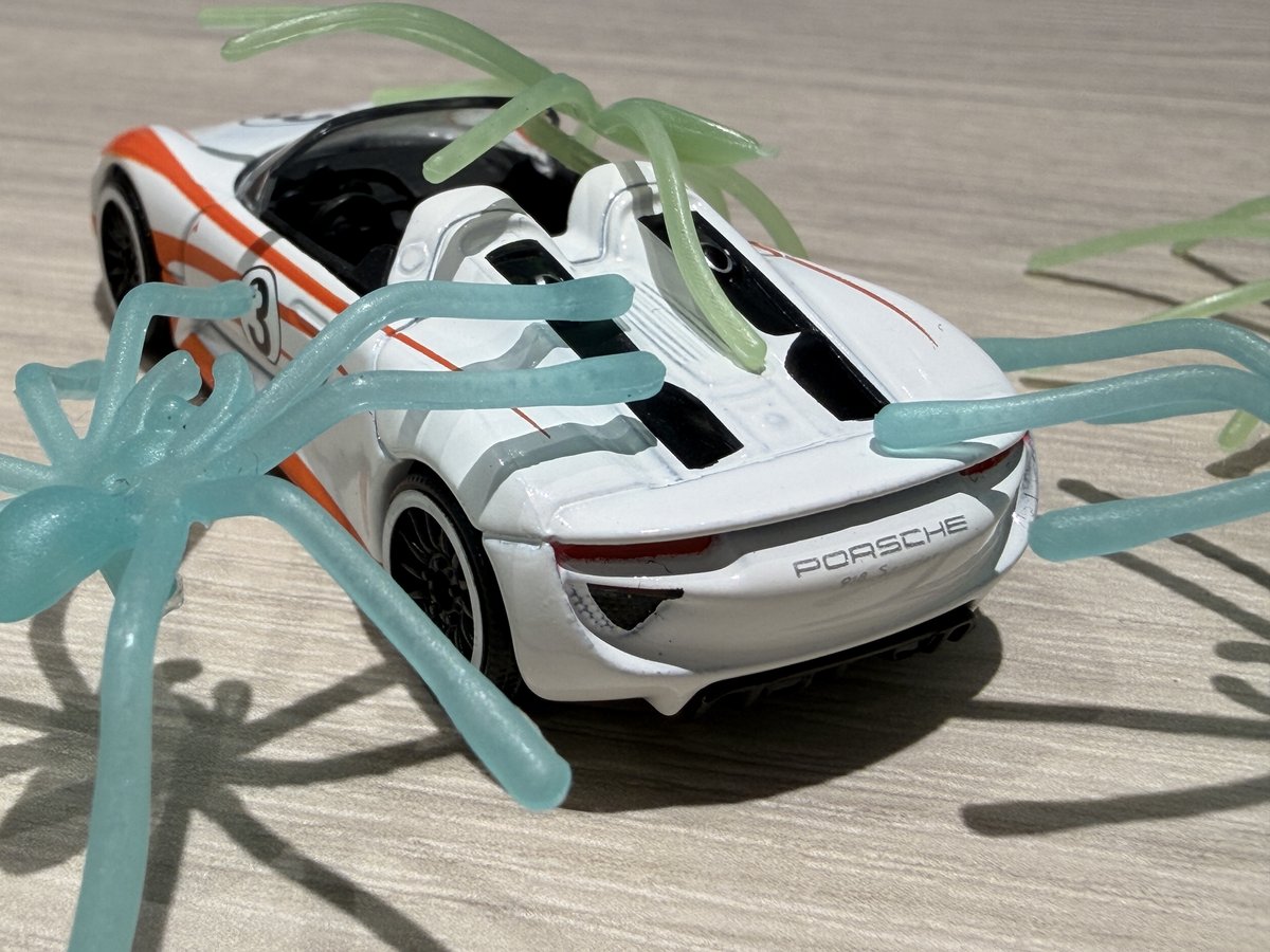 後ろから見た「918 スパイダー」と、集まった光るクモの玩具