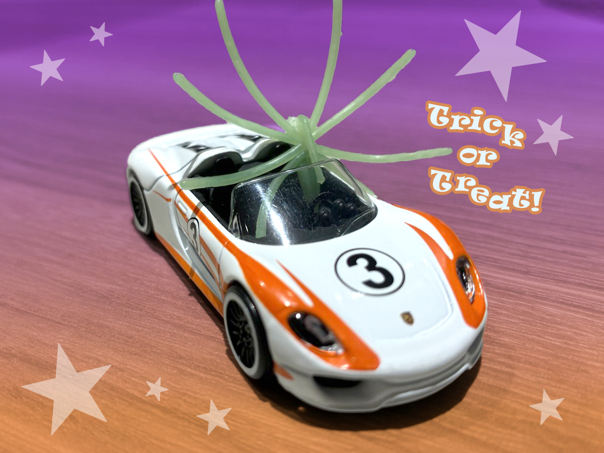 「918 スパイダー」に乗る、光るクモの玩具