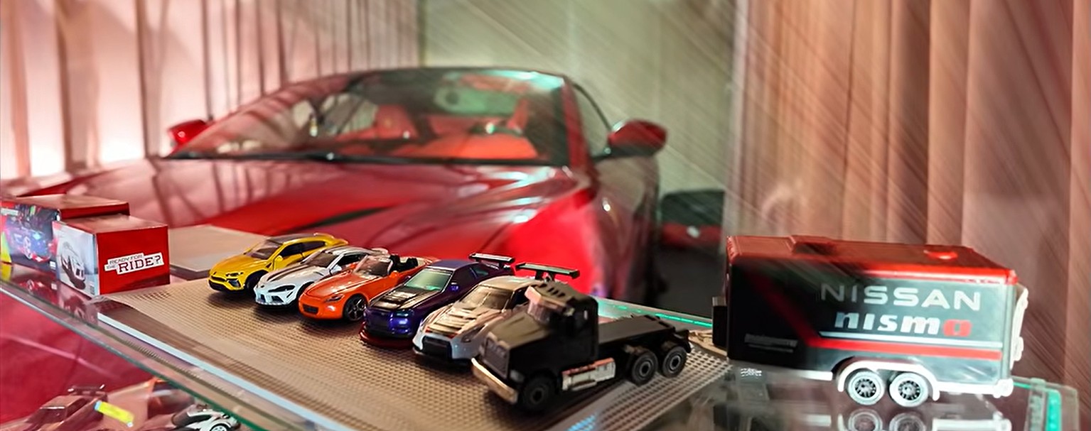 ハルカスさんのガレージに並んだマジョレットのミニカー。ランボルギーニ ウルス、スープラ、S2000、GT-R、NISMOトレーラー