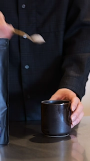 ティースプーン山盛り4杯(約10g)150ml程度のお湯や水などによくかき混ぜて溶かしてからお召し上がりください。