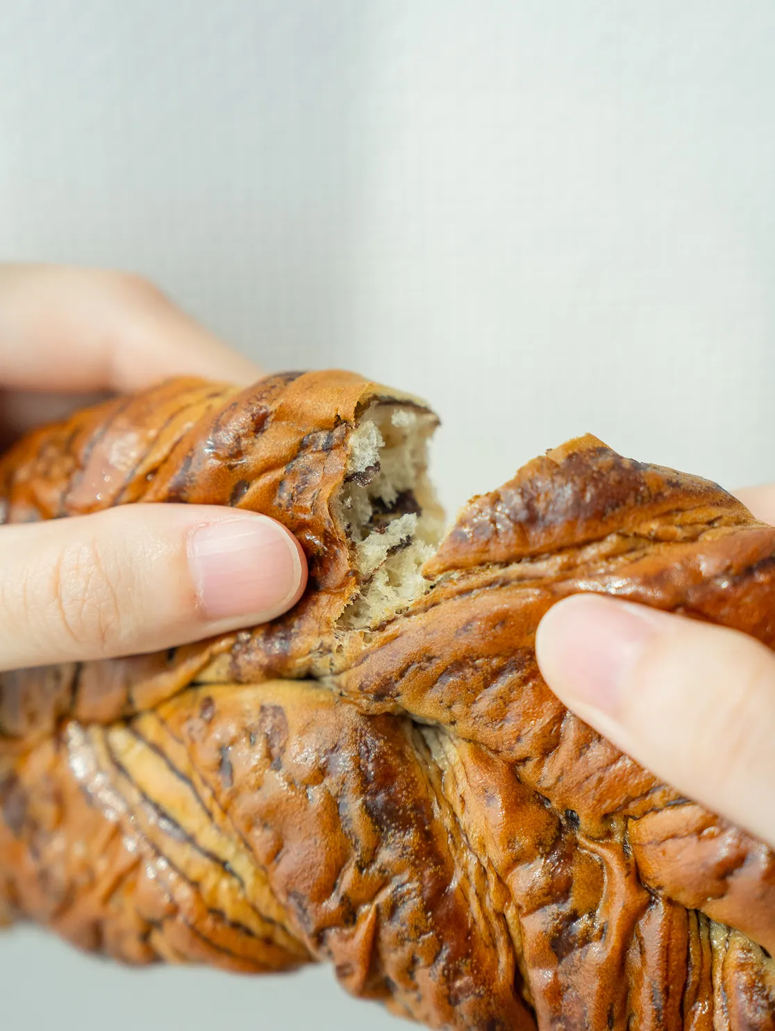 Your Breadベルギーチョコをちぎる様子