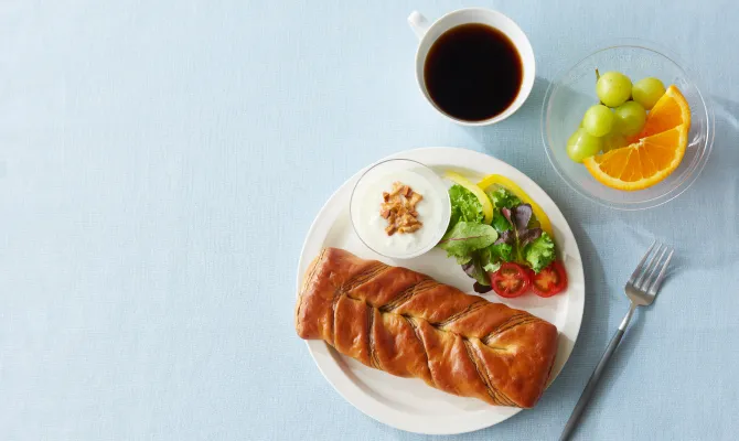 サラダなどと一緒にお皿に乗っているYour Breadと飲み物