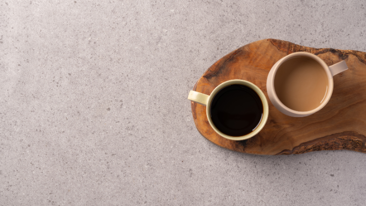 机の上に乗っているパンとコーヒー