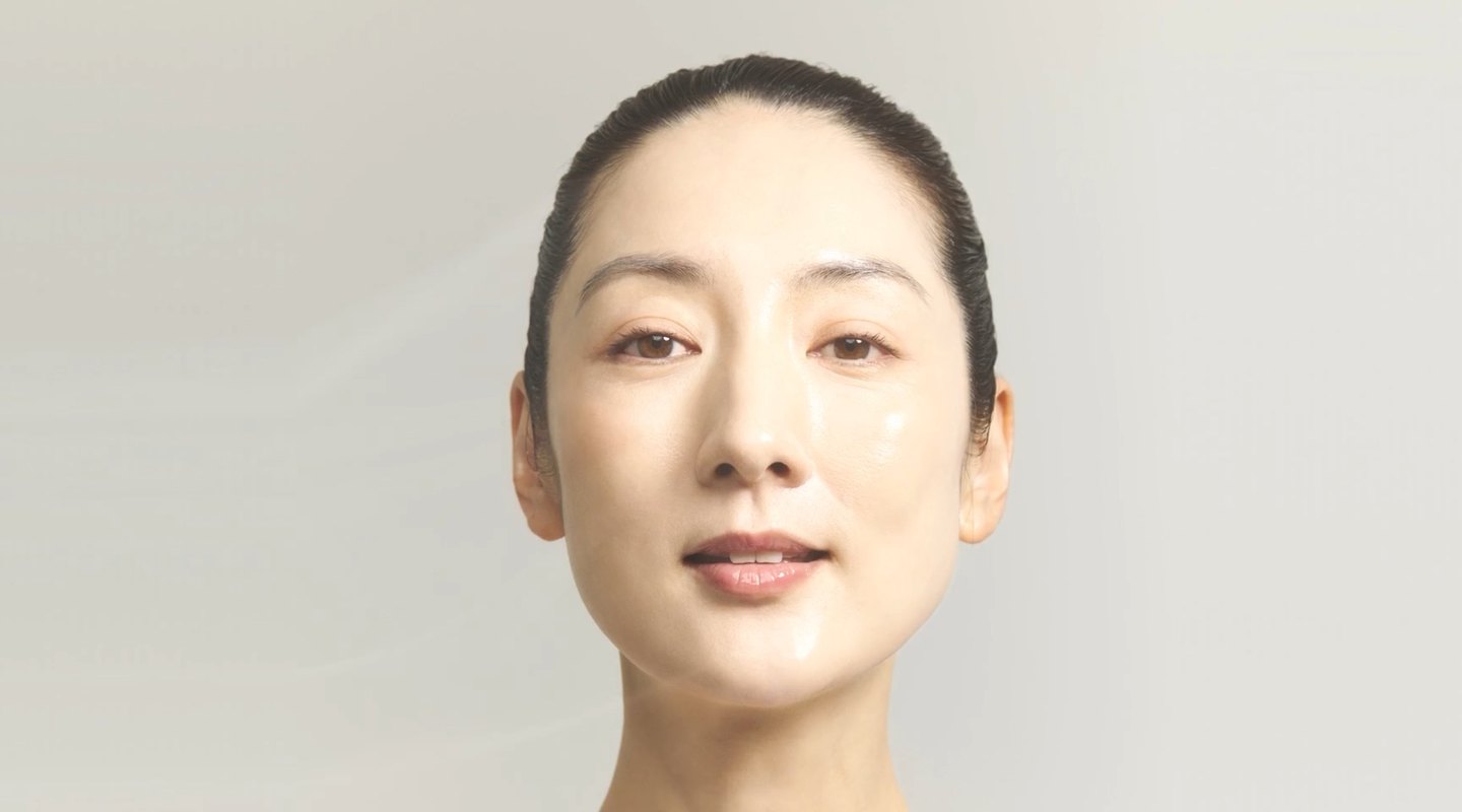 穏やかな表情の女性