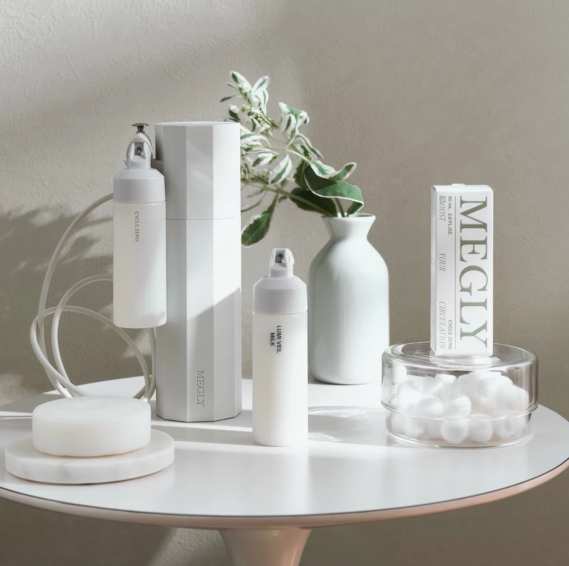 デバイスにセットした CYCLE ZERO と、専用コスメキャップを付けた LUMI VEIL MILK