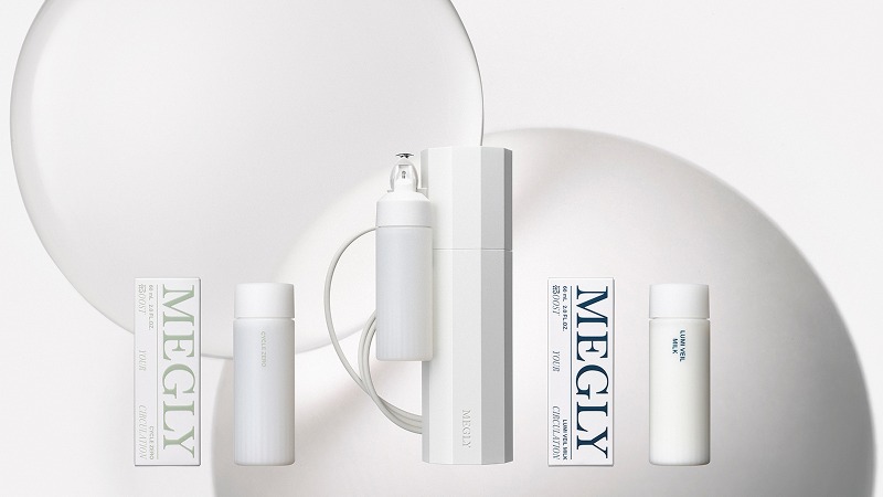 左：CYCLE ZERO（化粧水）／中央：専用デバイス MEGLY／右：LUMI VEIL MILK（乳液）