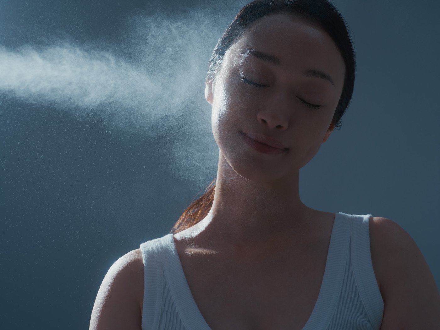 炭酸ミストを受ける女性