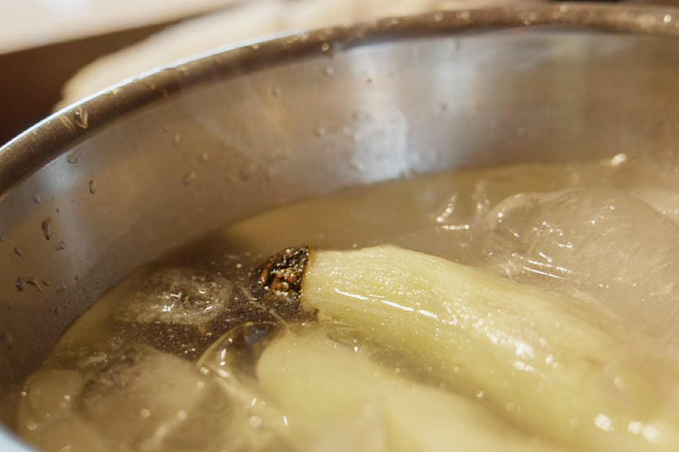 手順5:氷水の中で茄子の皮をむく(2/2)
