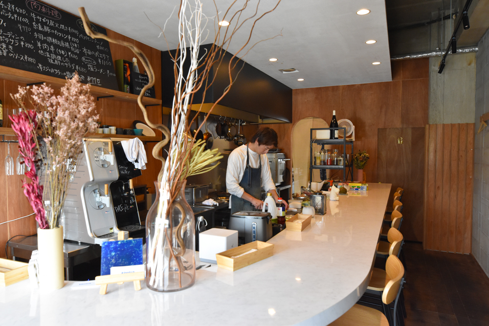 klootch(クルーチ)の店内とカウンターに立つ馬渡シェフ