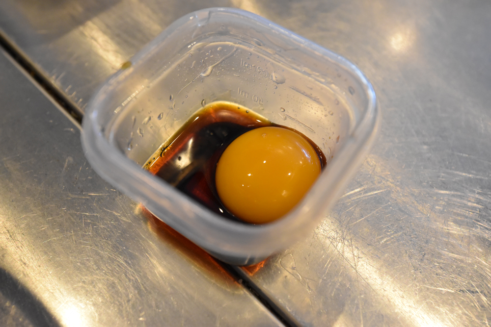 手順6:卵黄を醤油と味醂に漬け込む