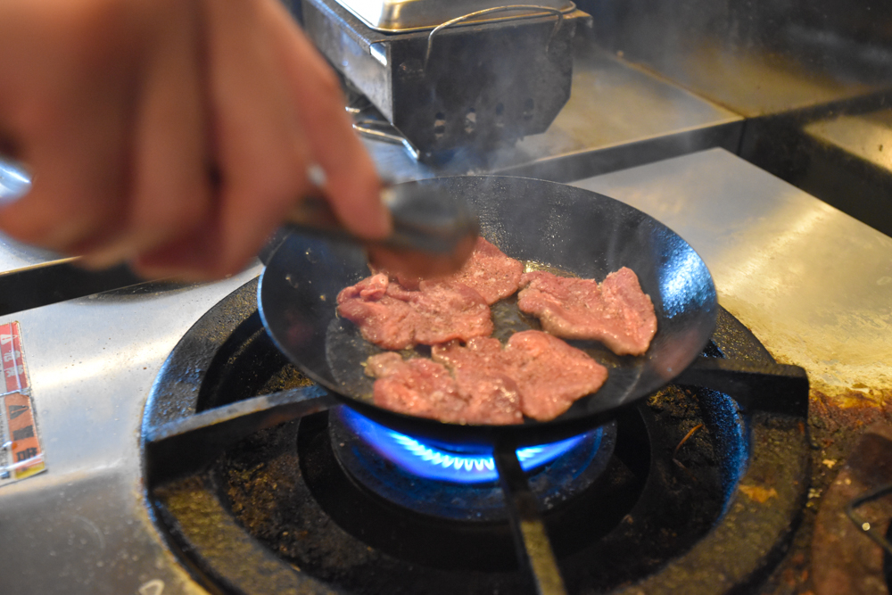 手順7:牛タンに塩とブラックペッパーを振って焼く