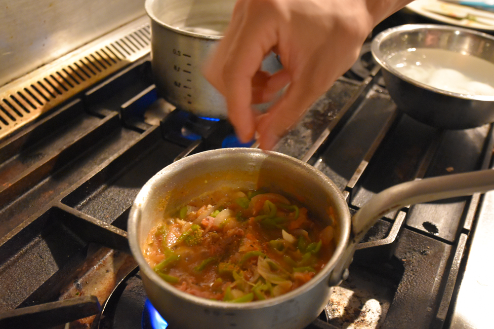 手順7：塩と黒こしょうで味を整える