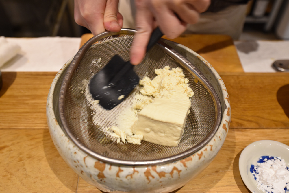 手順2：木綿豆腐の水気を切り、裏ごしする