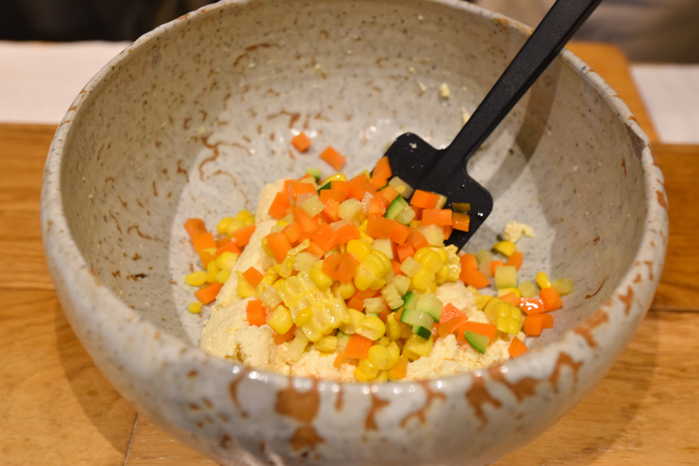 手順4：卵白と豆腐に野菜と片栗粉を加えて混ぜる