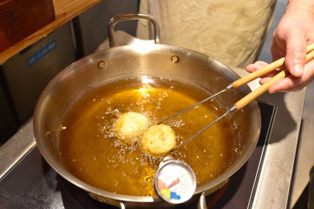 手順6：きつね色になるまで揚げる