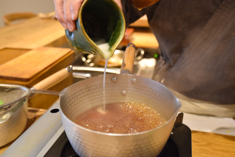 手順8：出し汁にみりんと醤油を加え、とろみをつける
