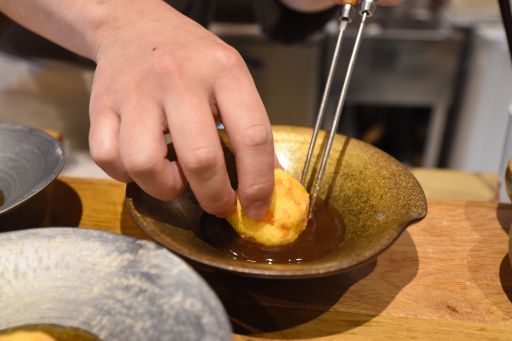手順9：器にだしを注ぎ、がんもどきを盛る（1/2）