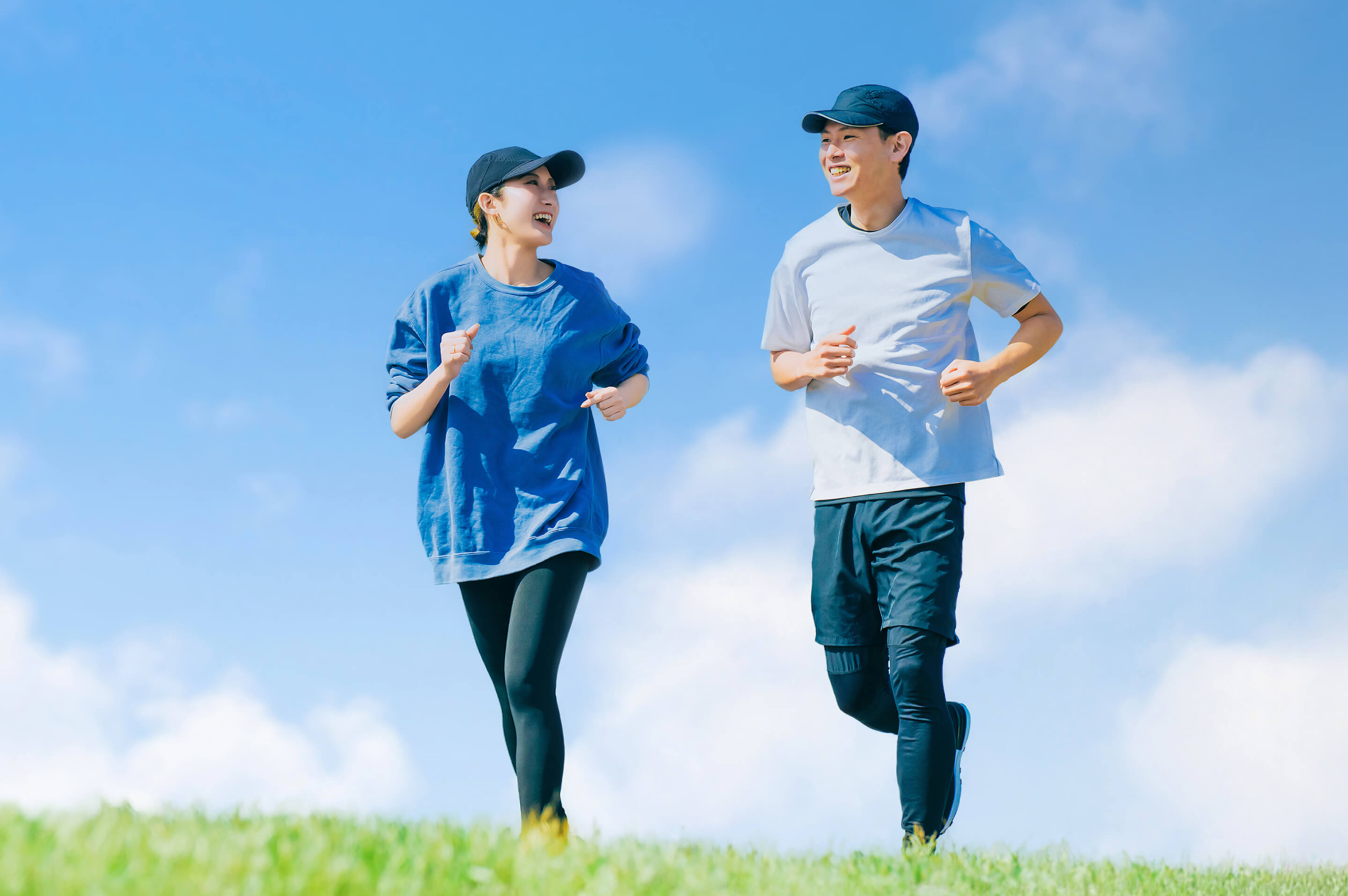 健康的な男女がランニング