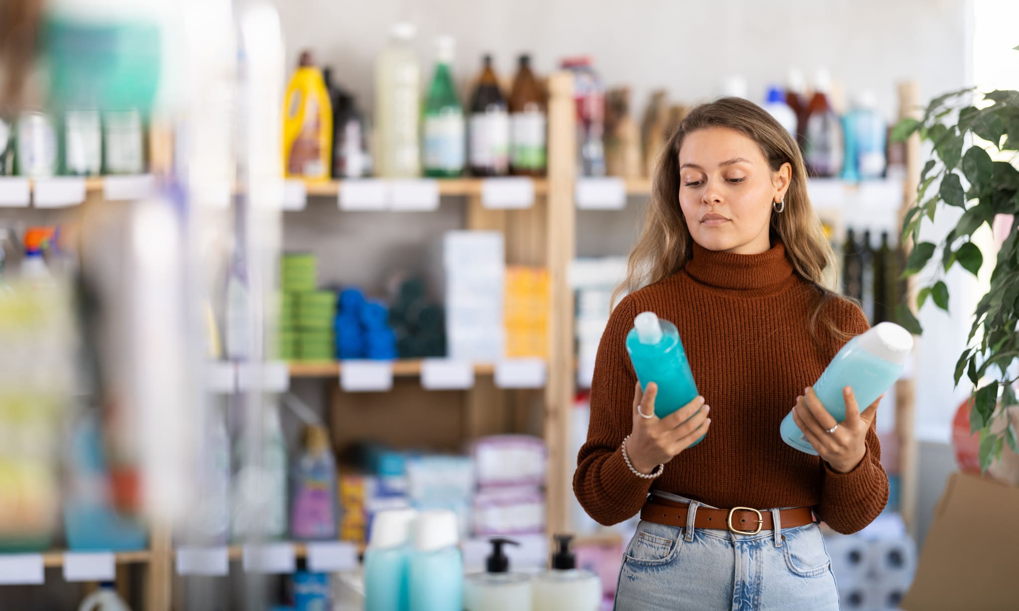 シャンプー選んでいる女性